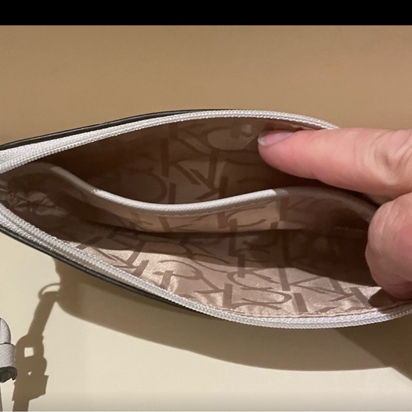 NWT Calvin Klein wristlet plus bag tag - Picture 8 of 9